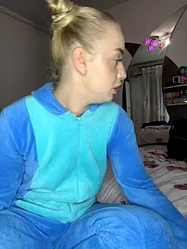 Snapshot of RuxyCatrina chatting on November 2025 03:44:01 PM RuxyCatrina online show from November 2025 03:44:01 PM