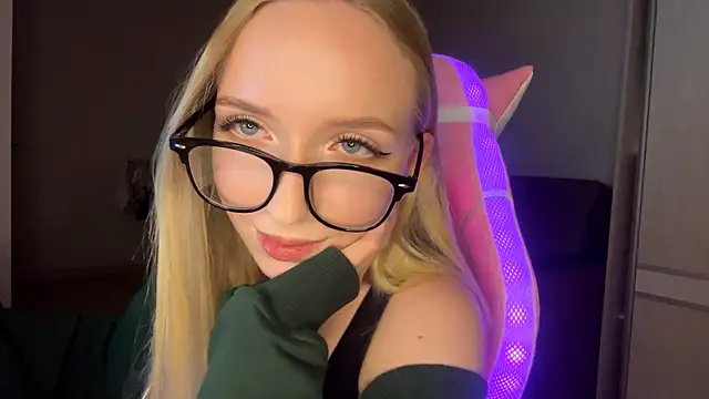 Snapshot of LaceDream chatting on November 2025 09:15:01 PM LaceDream online show from November 2025 09:15:01 PM