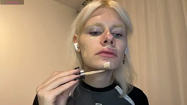 Snapshot of MollyChloe chatting on November 2025 06:18:01 PM MollyChloe online show from November 2025 06:18:01 PM