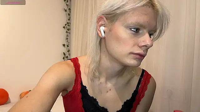 Snapshot of MollyChloe chatting on November 2025 05:28:02 PM MollyChloe online show from November 2025 05:28:02 PM