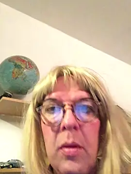 Snapshot of simone_xdressing chatting on November 2025 12:42:02 AM simone xdressing online show from November 2025 12:42:02 AM