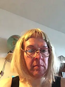 Snapshot of simone_xdressing chatting on April 2026 06:02:01 PM simone xdressing online show from April 2026 06:02:01 PM