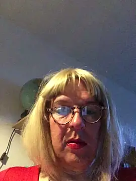 Snapshot of simone_xdressing chatting on April 2026 06:26:01 PM simone xdressing online show from April 2026 06:26:01 PM