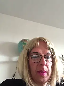 Snapshot of simone_xdressing chatting on April 2026 05:45:02 PM simone xdressing online show from April 2026 05:45:02 PM