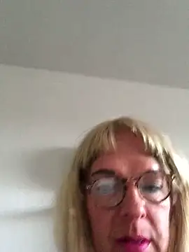 Snapshot of simone_xdressing chatting on April 2026 06:10:01 PM simone xdressing online show from April 2026 06:10:01 PM