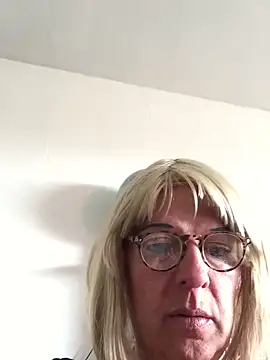 Snapshot of simone_xdressing chatting on April 2026 02:15:01 PM simone xdressing online show from April 2026 02:15:01 PM