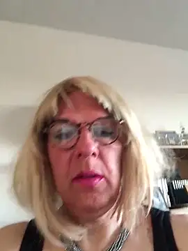 Snapshot of simone_xdressing chatting on April 2026 06:25:01 PM simone xdressing online show from April 2026 06:25:01 PM