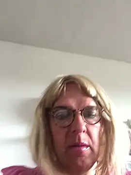Snapshot of simone_xdressing chatting on June 2026 02:43:02 PM simone xdressing online show from June 2026 02:43:02 PM