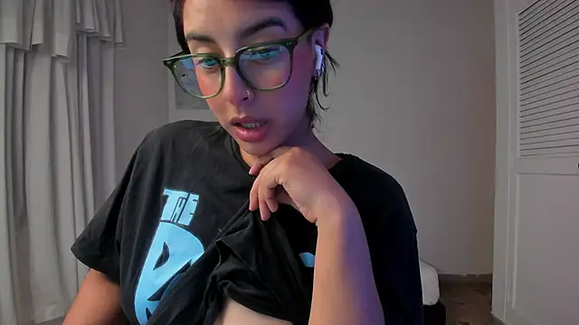 Snapshot of VictoriaAmelie chatting on November 2025 06:25:02 AM VictoriaAmelie online show from November 2025 06:25:02 AM