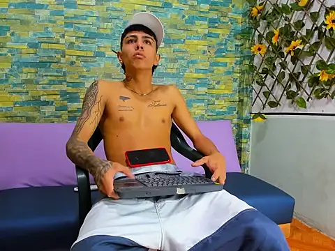 Snapshot of naughty_boy_Maicoll chatting on December 2025 12:32:01 PM naughty boy Maicoll online show from December 2025 12:32:01 PM