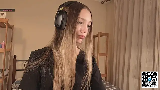 Snapshot of HoaPatton chatting on December 2025 11:04:01 AM HoaPatton online show from December 2025 11:04:01 AM