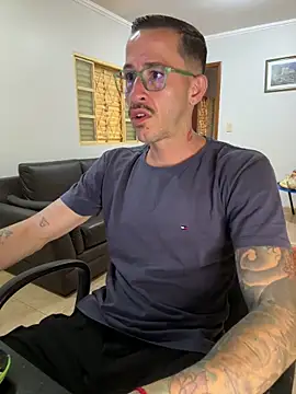 Lucasjandre online show from April 2026 08:03:01 PM