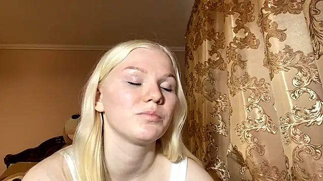 Snapshot of LynellMahe chatting on December 2025 10:42:01 AM LynellMahe online show from December 2025 10:42:01 AM