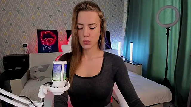 Snapshot of ElllySun chatting on November 2025 04:44:01 AM ElllySun online show from November 2025 04:44:01 AM