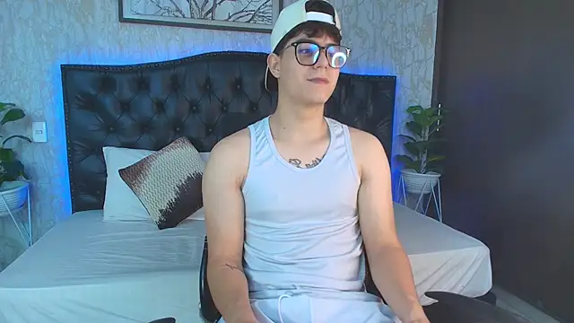 Snapshot of MaxxiCruzz chatting on November 2025 04:15:01 AM MaxxiCruzz online show from November 2025 04:15:01 AM