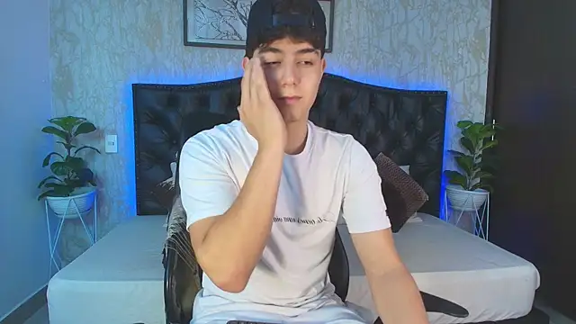 Snapshot of MaxxiCruzz chatting on November 2025 12:58:01 AM MaxxiCruzz online show from November 2025 12:58:01 AM