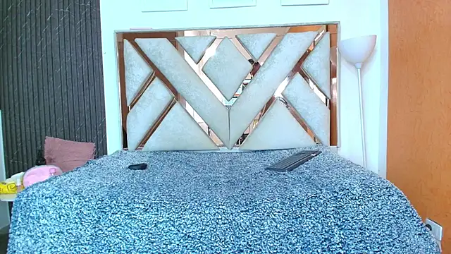 Antonella And Thiago online show from November 2025 12:08:02 PM