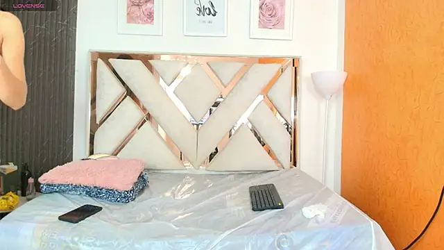 Antonella And Thiago online show from December 2025 12:34:02 PM