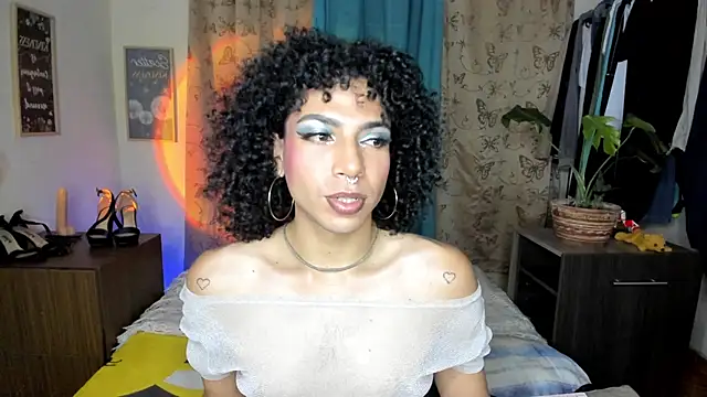 Snapshot of Angel_White25 chatting on April 2026 01:37:01 AM Angel White25 online show from April 2026 01:37:01 AM