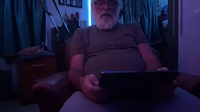 Snapshot of LeatherSdaddy chatting on April 2026 11:46:01 PM LeatherSdaddy online show from April 2026 11:46:01 PM