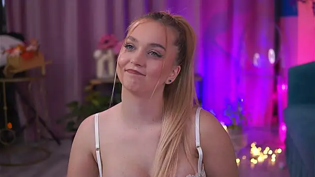 Snapshot of ElyssawetXX chatting on November 2025 07:24:01 PM ElyssawetXX online show from November 2025 07:24:01 PM