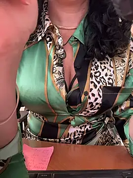 Snapshot of Deessenympho chatting on April 2026 08:15:02 AM Deessenympho online show from April 2026 08:15:02 AM