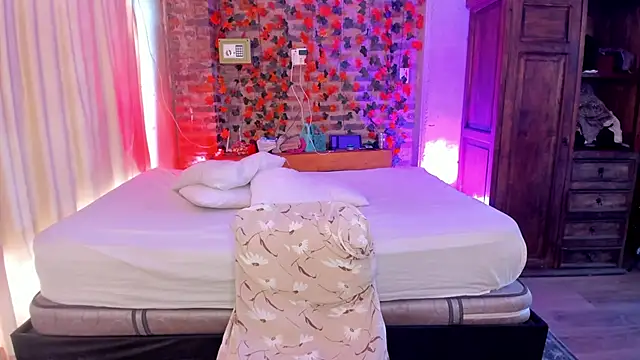 Snapshot of LaGoldenBitch chatting on November 2025 04:28:02 PM LaGoldenBitch online show from November 2025 04:28:02 PM