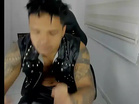 Snapshot of master_leather chatting on April 2026 04:04:02 PM master leather online show from April 2026 04:04:02 PM
