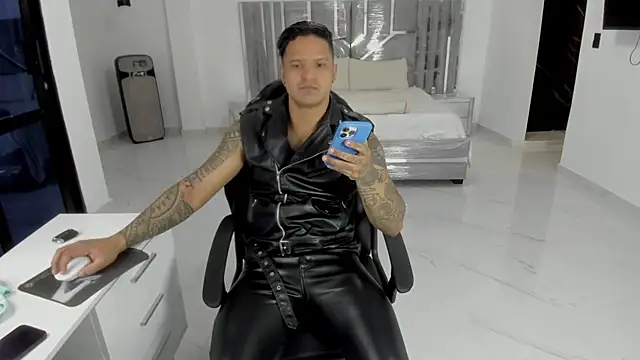 Snapshot of master_leather chatting on April 2026 05:05:02 AM master leather online show from April 2026 05:05:02 AM