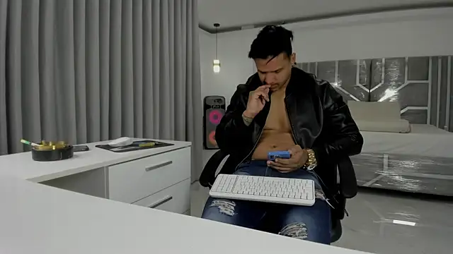 Snapshot of master_leather chatting on April 2026 03:49:02 PM master leather online show from April 2026 03:49:02 PM