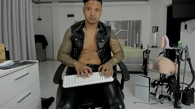 Snapshot of master_leather chatting on May 2026 02:01:02 PM master leather online show from May 2026 02:01:02 PM