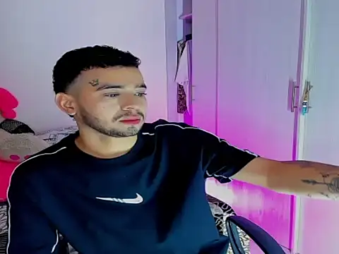 JohnE Medina online show from November 2025 04:40:02 PM