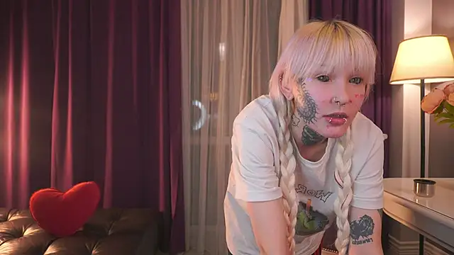 Snapshot of IsauraGarratt chatting on November 2025 02:43:02 PM IsauraGarratt online show from November 2025 02:43:02 PM