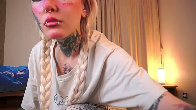 Snapshot of IsauraGarratt chatting on November 2025 02:20:02 PM IsauraGarratt online show from November 2025 02:20:02 PM