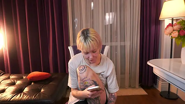 Snapshot of IsauraGarratt chatting on November 2025 01:37:02 PM IsauraGarratt online show from November 2025 01:37:02 PM