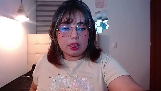 YiniBelle online show from November 2025 03:28:02 AM