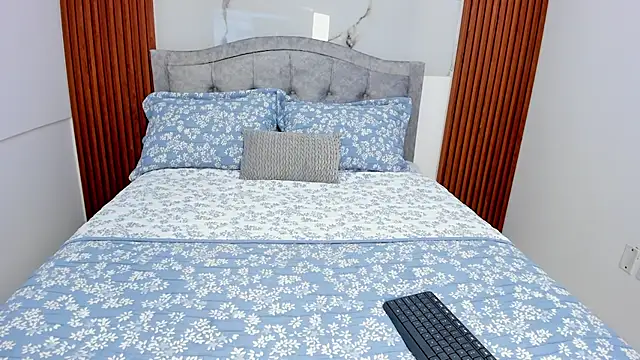 Snapshot of KaliBloom chatting on December 2025 08:48:02 PM KaliBloom online show from December 2025 08:48:02 PM