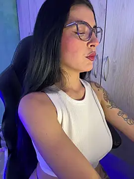 Snapshot of Cristal_Cerati_ chatting on November 2025 04:20:01 PM Cristal Cerati online show from November 2025 04:20:01 PM