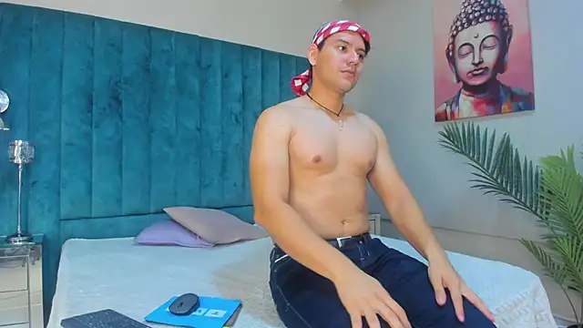 DhannLee online show from November 2025 01:17:02 PM