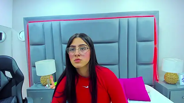 Snapshot of LuisaFranco chatting on November 2025 03:39:02 AM LuisaFranco online show from November 2025 03:39:02 AM