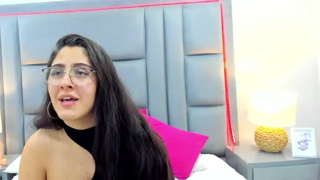 Snapshot of LuisaFranco chatting on November 2025 03:59:01 PM LuisaFranco online show from November 2025 03:59:01 PM