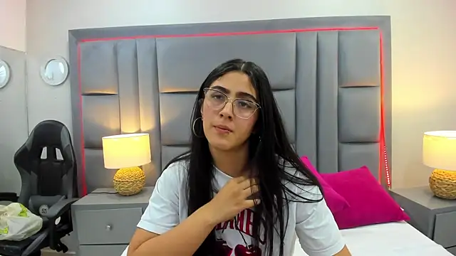 Snapshot of LuisaFranco chatting on December 2025 03:36:02 AM LuisaFranco online show from December 2025 03:36:02 AM