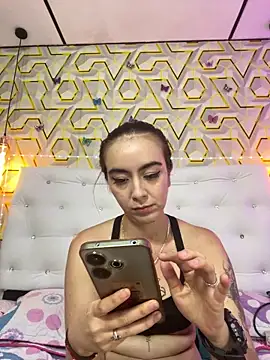 MelanyyJhonson15 online show from May 2026 10:00:02 PM