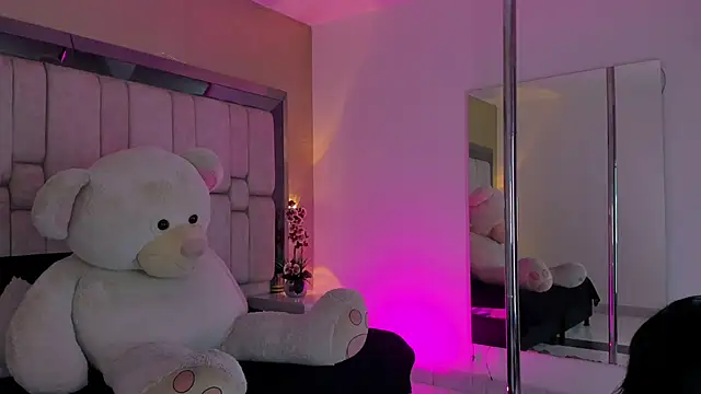 Snapshot of SnakeMuse chatting on November 2025 04:26:02 AM SnakeMuse online show from November 2025 04:26:02 AM