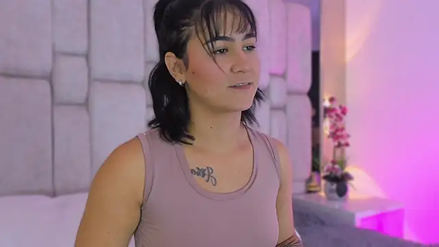 Snapshot of SnakeMuse chatting on November 2025 04:05:01 AM SnakeMuse online show from November 2025 04:05:01 AM