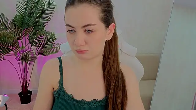 Lilia Crown online show from November 2025 03:34:01 PM