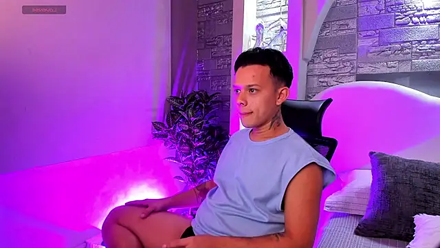 Valentino moretti online show from November 2025 12:20:01 PM