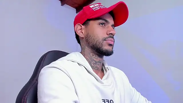 Snapshot of LuigiVitale_1 chatting on November 2025 08:05:01 AM LuigiVitale 1 online show from November 2025 08:05:01 AM