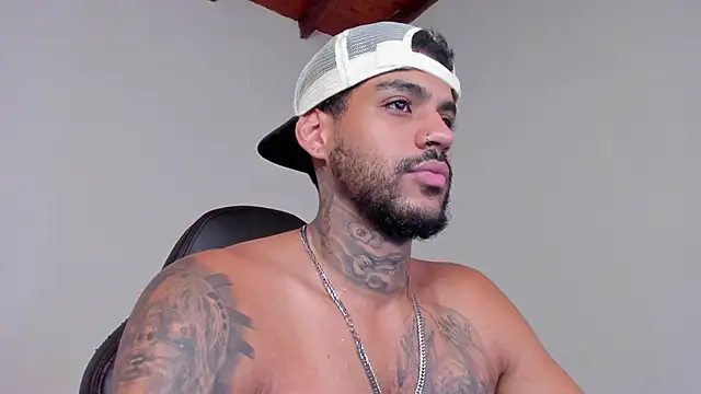 Snapshot of LuigiVitale_1 chatting on November 2025 07:23:02 AM LuigiVitale 1 online show from November 2025 07:23:02 AM