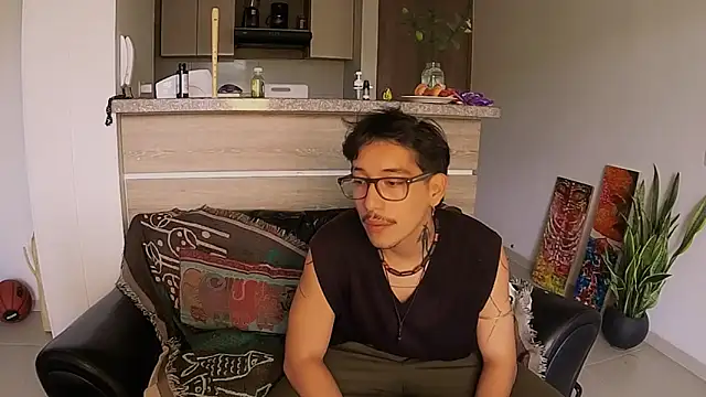 Snapshot of ChloeAndYan chatting on November 2025 06:55:02 PM ChloeAndYan online show from November 2025 06:55:02 PM